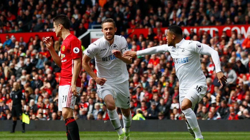 A cobran&ccedil;a de falta perfeita de Sigurdsson frustrou o United com mais um empate
