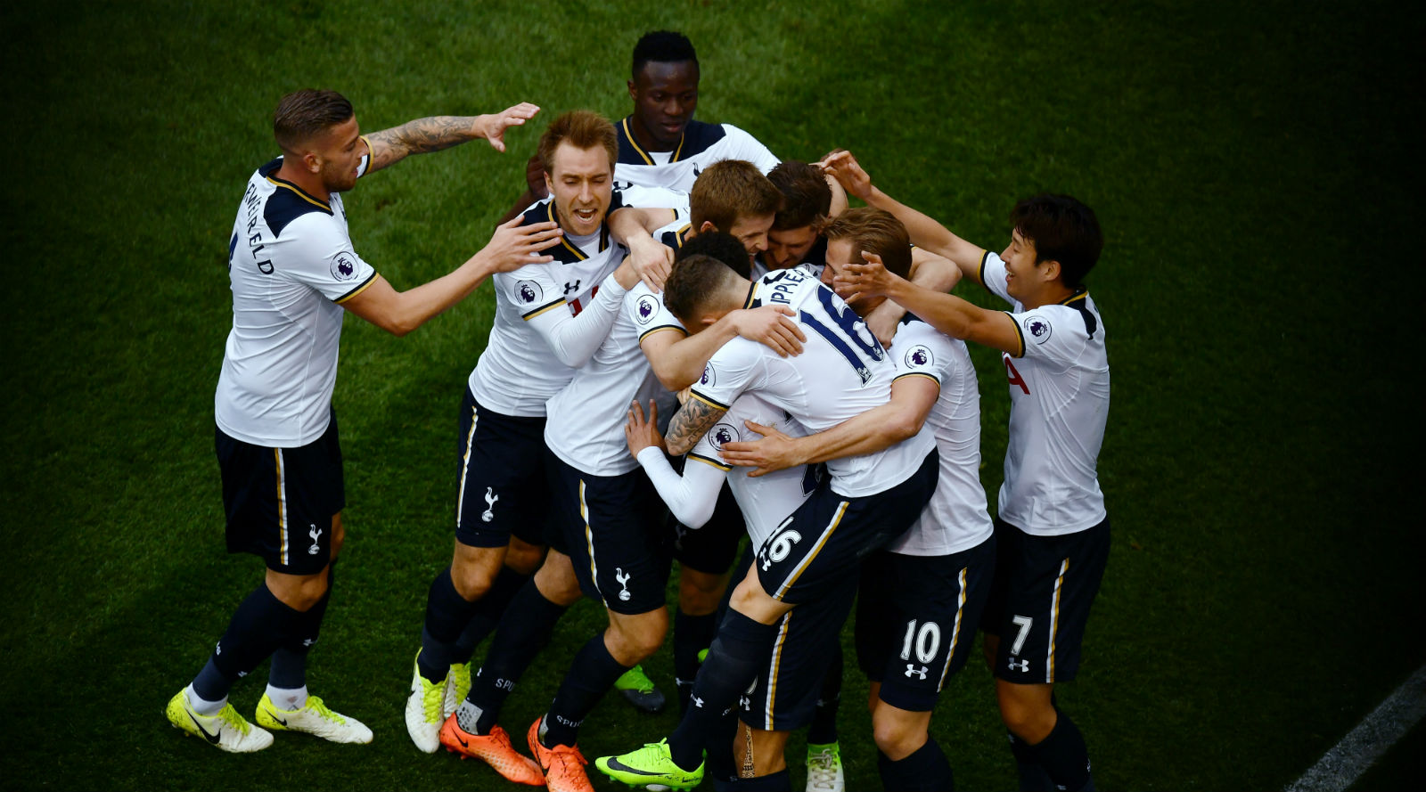 Dono do d&eacute;rbi, Tottenham subjuga o Arsenal de maneira inapel&aacute;vel em White Hart Lane