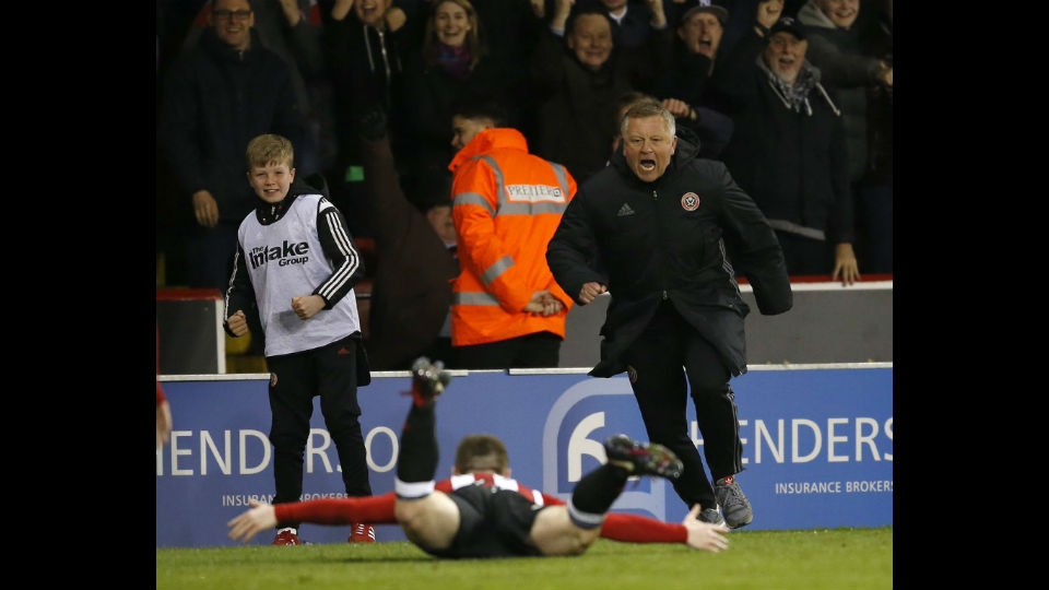 &Agrave;s portas do acesso, t&eacute;cnico do Sheffield United invade o campo e comemora gol com peixinho