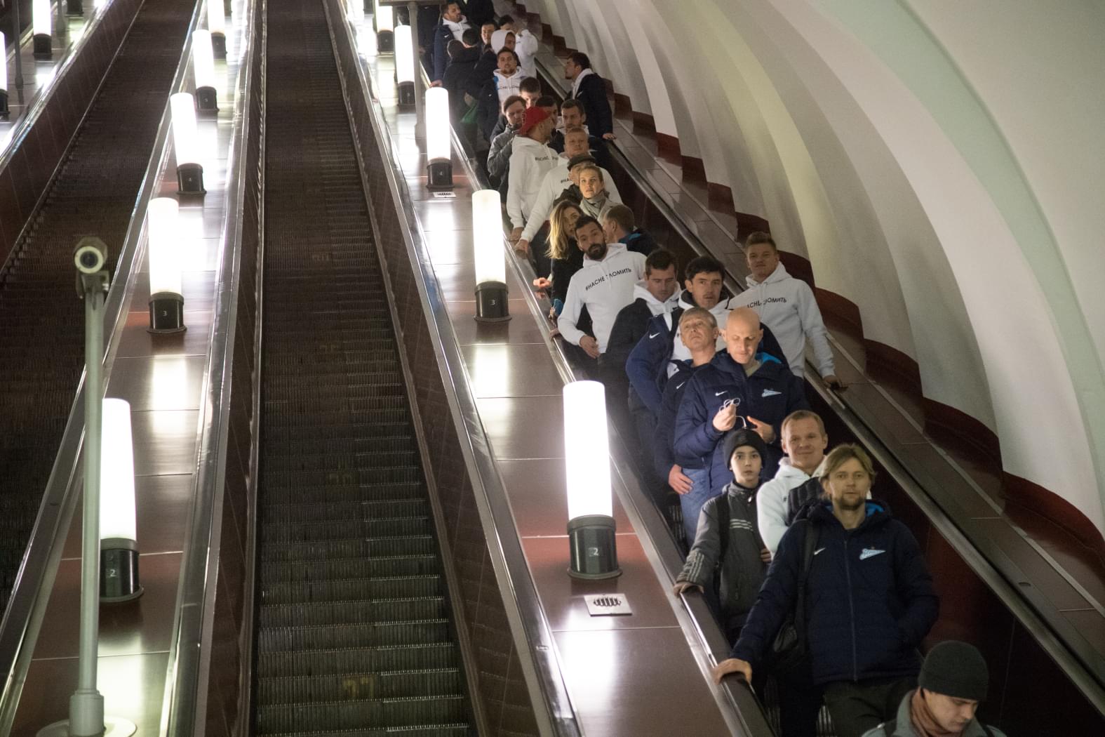 05.04.2017. Россия, Санкт-Петербург. Основной состав Футбольного клуба &laquo;Зенит&raquo; почтил память жертв трагедии в петербургском метро. После утренней тренировки зенитовцы спустились в метро и проехали по маршруту &laquo;Удельная&raquo; &mdash; &laquo;Технологический институт&raquo;. Команда возложила цветы к мемориалу у вестибюля станции и почтила память жертв минутой молчания.
