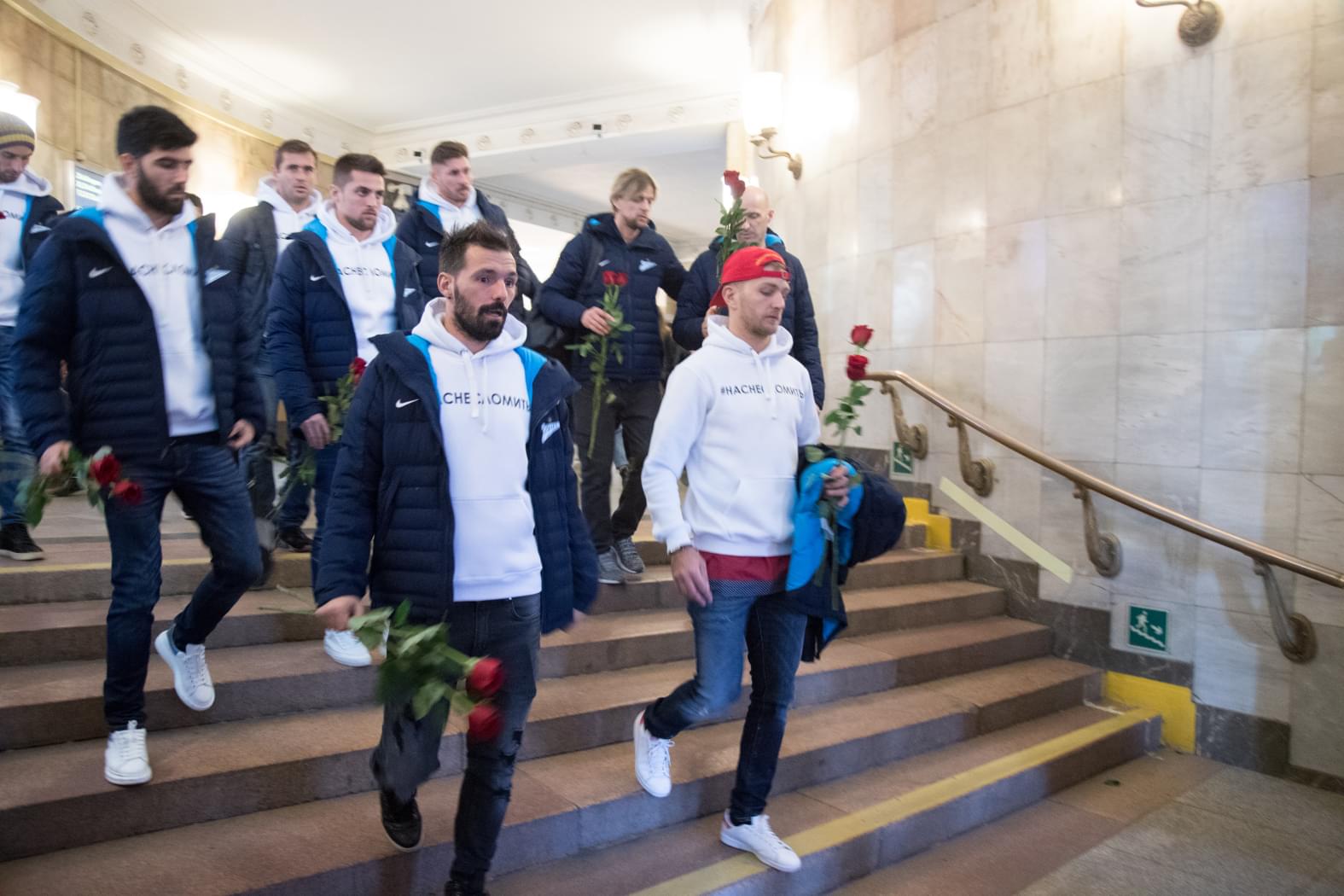 05.04.2017. Россия, Санкт-Петербург. Основной состав Футбольного клуба &laquo;Зенит&raquo; почтил память жертв трагедии в петербургском метро. После утренней тренировки зенитовцы спустились в метро и проехали по маршруту &laquo;Удельная&raquo; &mdash; &laquo;Технологический институт&raquo;. Команда возложила цветы к мемориалу у вестибюля станции и почтила память жертв минутой молчания.
