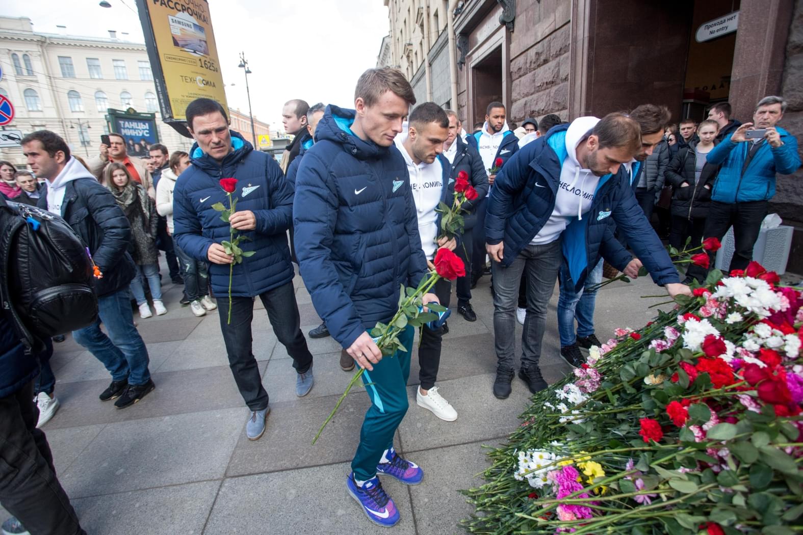 05.04.2017. Россия, Санкт-Петербург. Основной состав ФК &laquo;Зенит&raquo; почтил память жертв трагедии в петербургском метро.