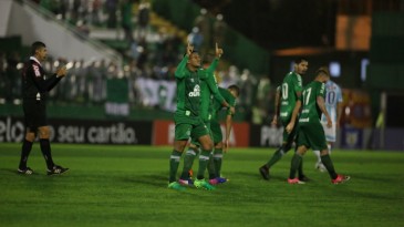 E apenas seis meses depois da tragédia, Chape lidera Brasileiro pela primeira vez na história