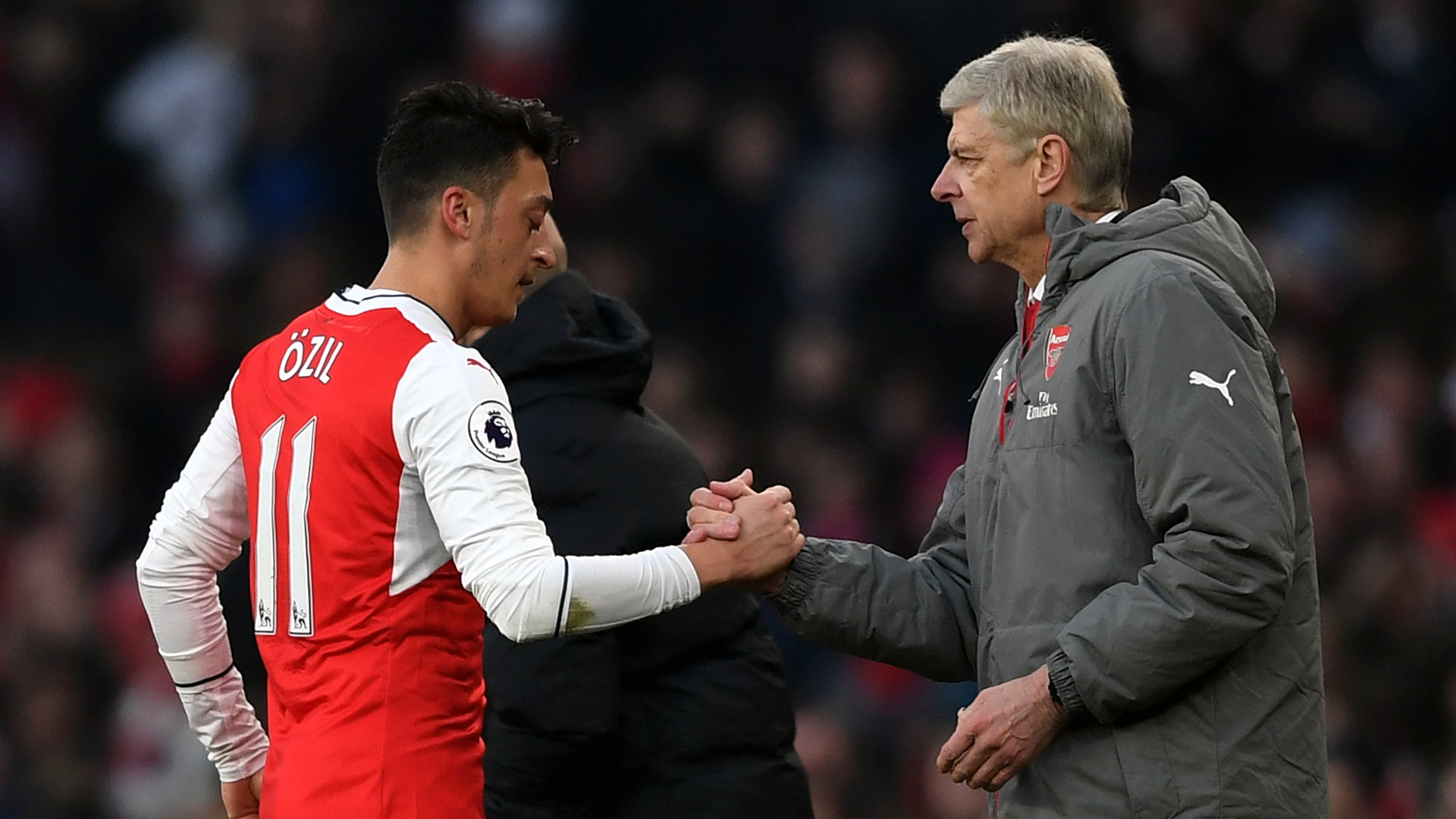 &Ouml;zil e Wenger, do Arsenal (Photo by Shaun Botterill/Getty Images)