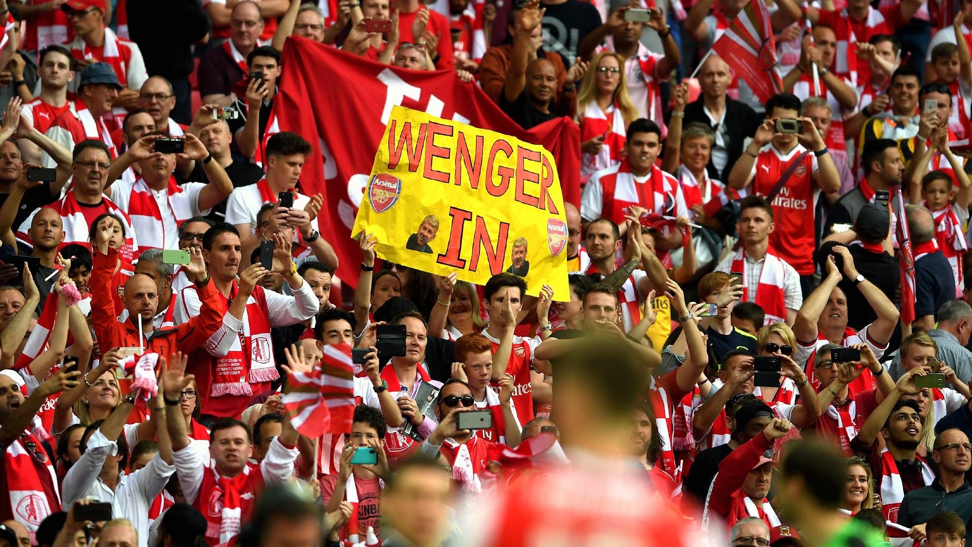 Torcida do Arsenal que pede que Wenger fique (Photo by Laurence Griffiths/Getty Images)
