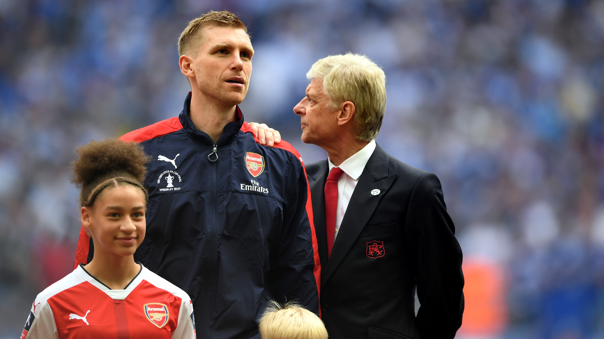 O capit&atilde;o Mertesacker com o t&eacute;cnico Arsene Wenger (Photo by Laurence Griffiths/Getty Images)