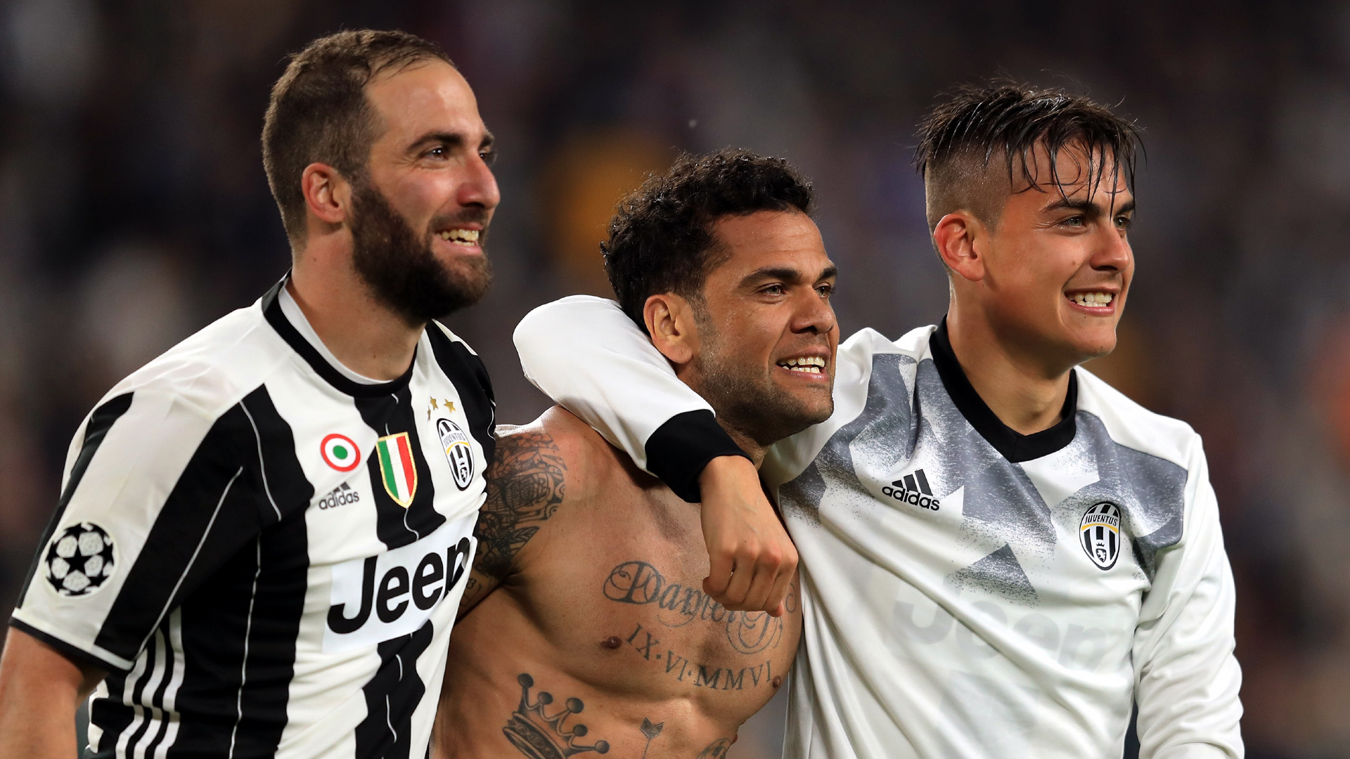 Higua&iacute;n, Daniel Alves e Dybala, da Juventus (Photo by Richard Heathcote/Getty Images)