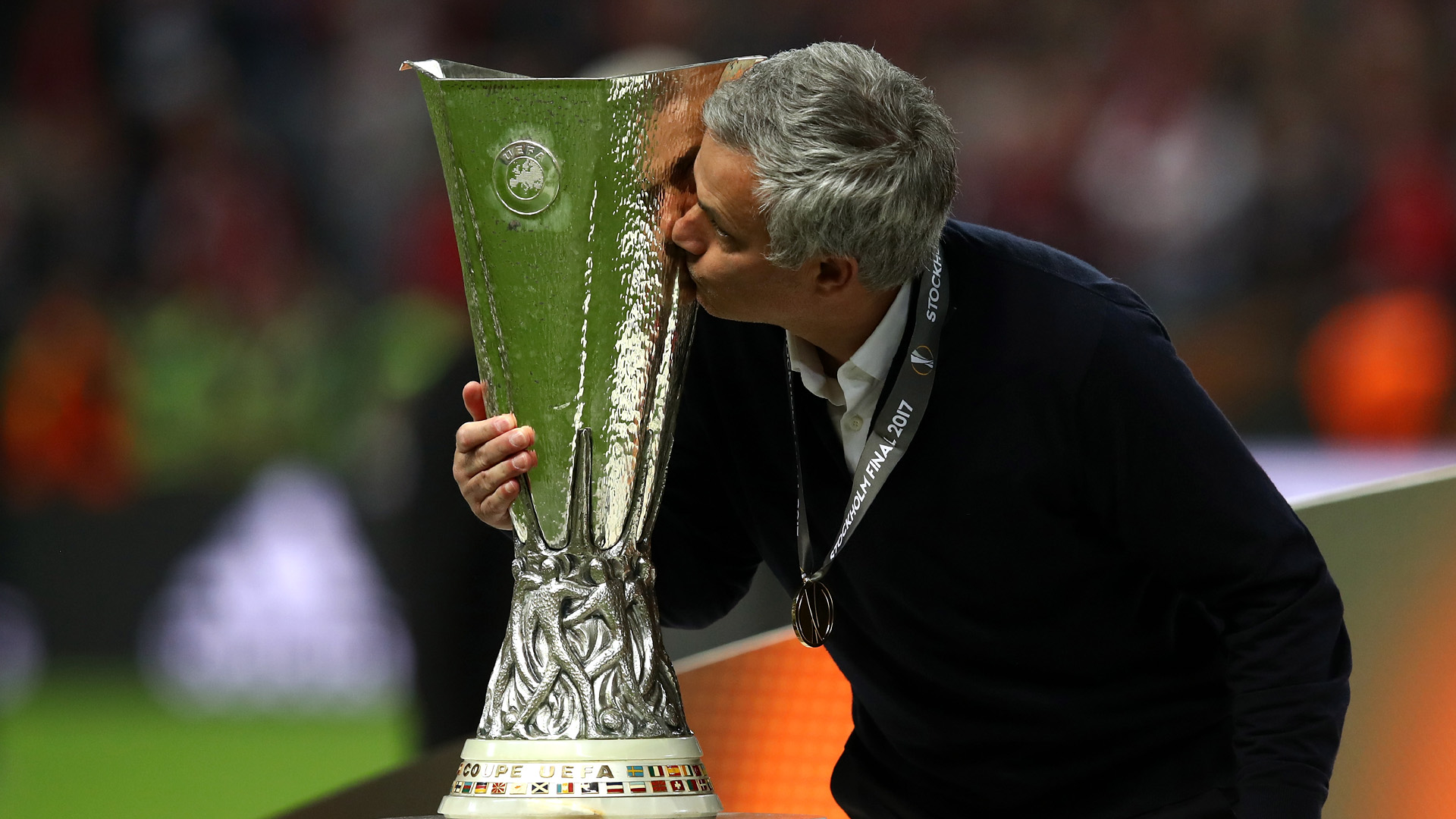 O amor pela Liga Europa: Mourinho beija a ta&ccedil;a (Photo by Julian Finney/Getty Images)