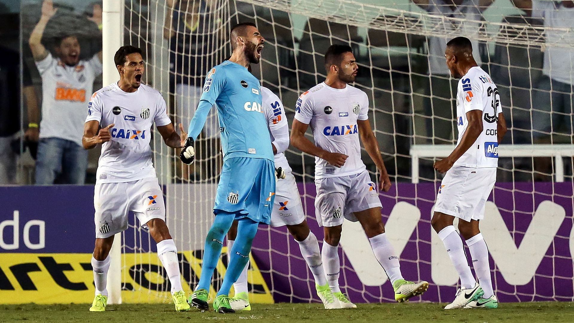 Vanderlei, do Santos, comemora (Photo by Ricardo Nogueira/Getty Images)