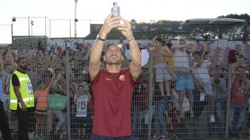 [Vídeo] Uma multidão de romanistas lotou o último treino de Totti para idolatrar o Capitano
