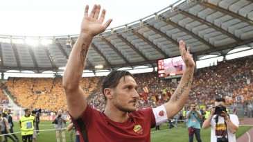 Sob aplausos e lágrimas, Totti se despediu da Roma: um domingo terno, eterno