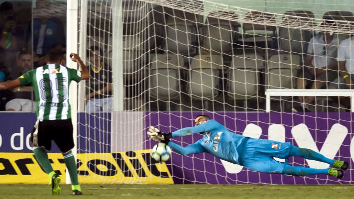 Vanderlei, mais uma vez gigante, faz Santos vencer o Coritiba fechando o gol na Vila