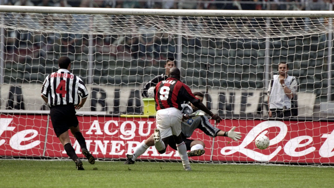 George Weah, do Milan, marca contra a Juventus (Foto: Allsport UK /Allsport)