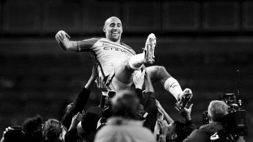 Zabaleta consolando torcedor que o tem como ídolo no Manchester City é de tocar o coração