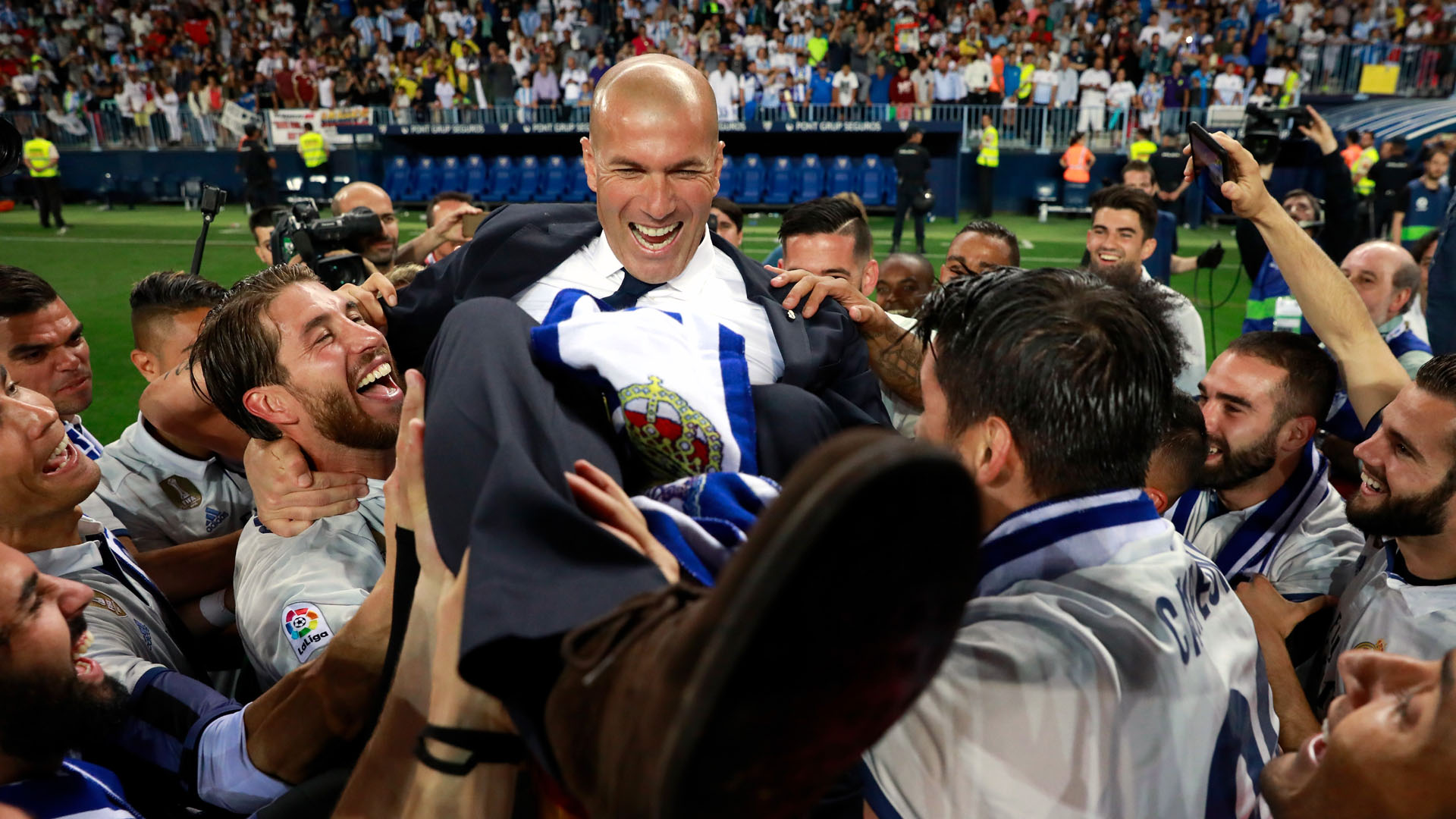 Zinedine Zidane comemora com jogadores do Real Madrid (Photo by Gonzalo Arroyo Moreno/Getty Images)