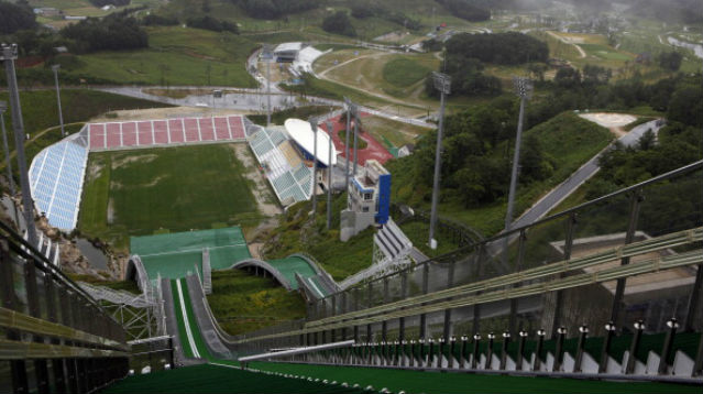 O est&aacute;dio de futebol que ser&aacute; palco de competi&ccedil;&otilde;es de esqui nas Olimp&iacute;adas de Inverno