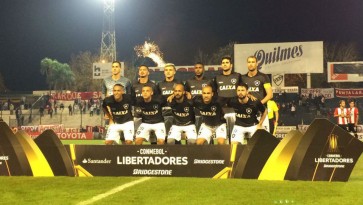 Um pouco de sorte não faz mal e, com ela, após atuação fraca, Botafogo avança como líder