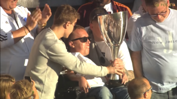 Lindo gesto: Copenhague entrega taça a torcedor em cadeira de rodas durante festa por título