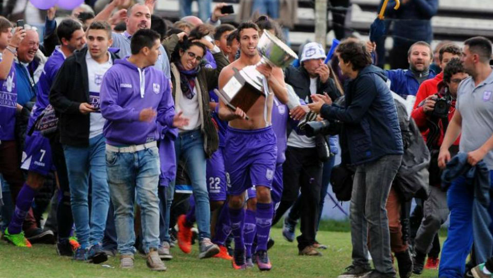Defensor conquista o Apertura e sai em busca de sua gl&oacute;ria perdida no Campeonato Uruguaio