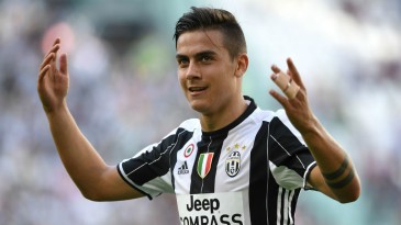 Dybala está tentando melhorar a sua destra. Como? Escrevendo com o pé direito