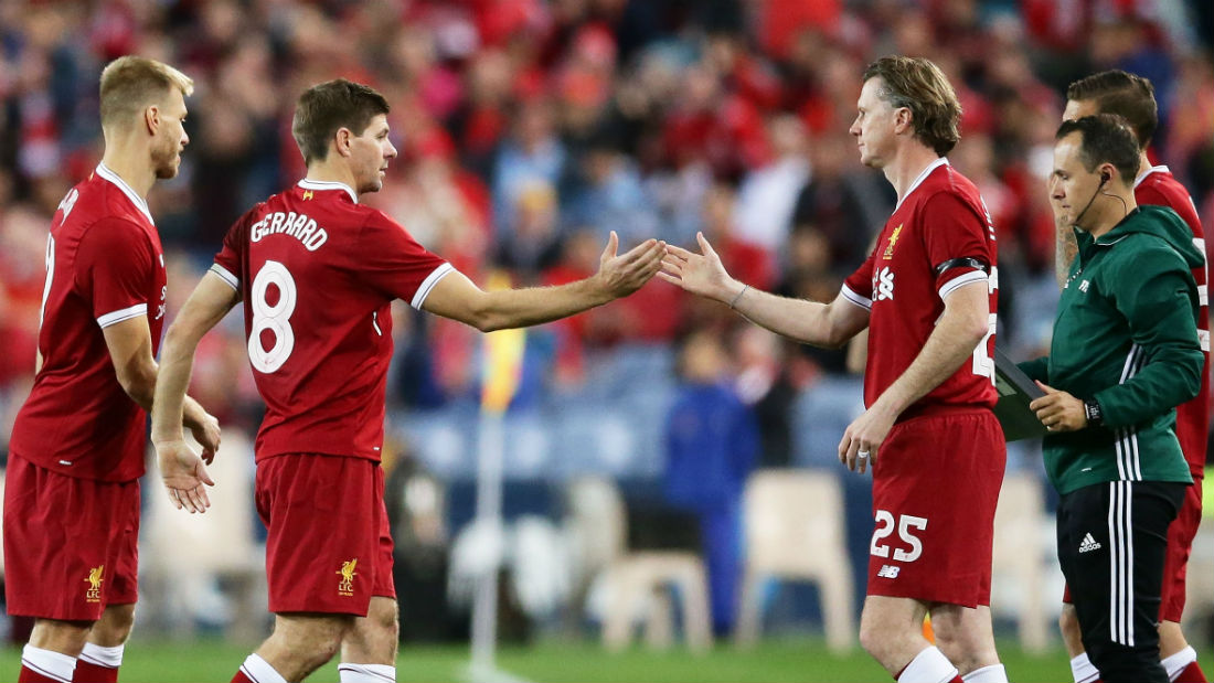 Gerrard &eacute; substitu&iacute;do por McManaman (Foto: Getty Images)