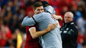 Um momento para o fã do Liverpool guardar na memória: Gerrard jogando no time de Klopp