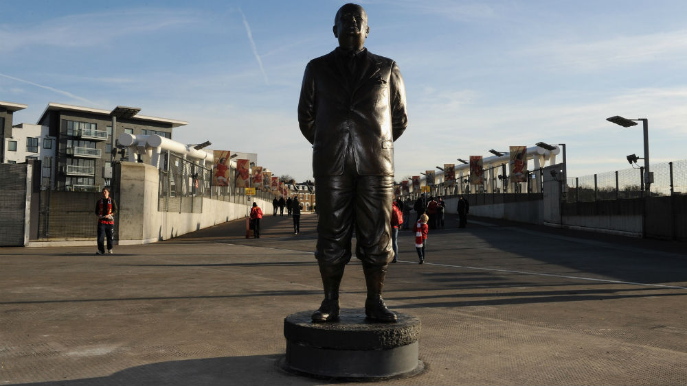 A estátua em homenagem a Chapman, no Emirates Stadium (Foto: Getty Images)