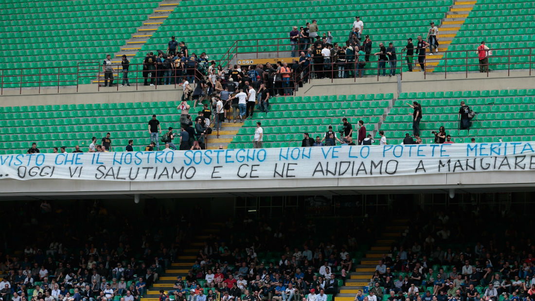 A torcida da Inter deixa a arquibancada para ir comer