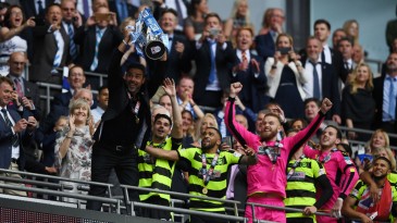 Jogo tenso e disputa de pênaltis trazem o Huddersfield de volta à elite após 45 anos