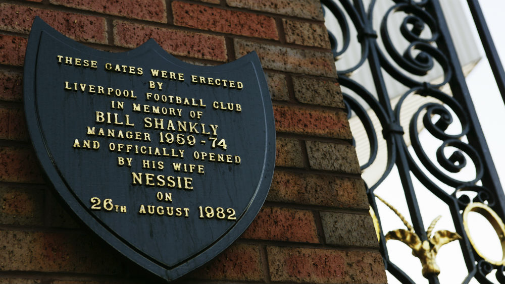 Os portões de Shankly, na entrada de Anfield, casa do Liverpool (Foto: Getty Images)