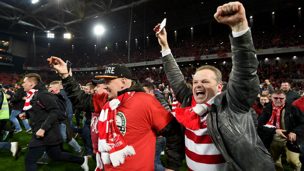 Torcida do Spartak comemorou o t&iacute;tulo russo com esta impressionante invas&atilde;o de campo