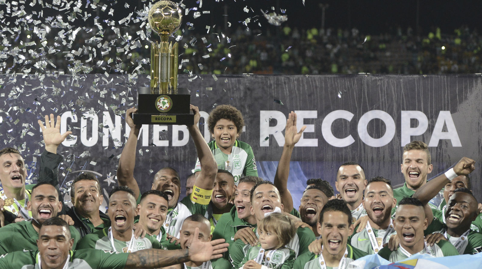 Dentro e fora de campo, a Recopa sublinhou a grandeza do Atl&eacute;tico Nacional diante da Chape