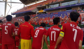 Orgulho: Apesar da queda, centenas de vietnamitas festejam sua seleção no Mundial Sub-20