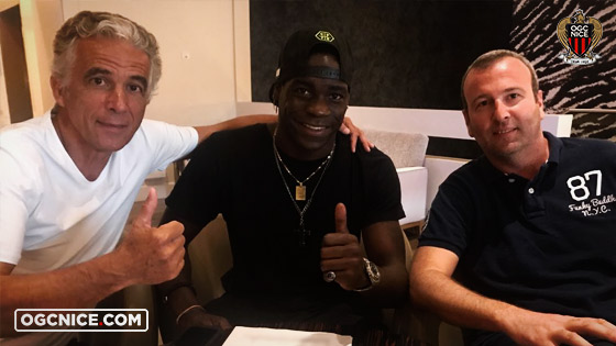 Mario Balotelli com o presidente do Nice, Jean-Pierre Riv&egrave;re, e o diretor geral Julien Fournier depois de assinarem o contrato de renova&ccedil;&atilde;o (Foto: Nice)