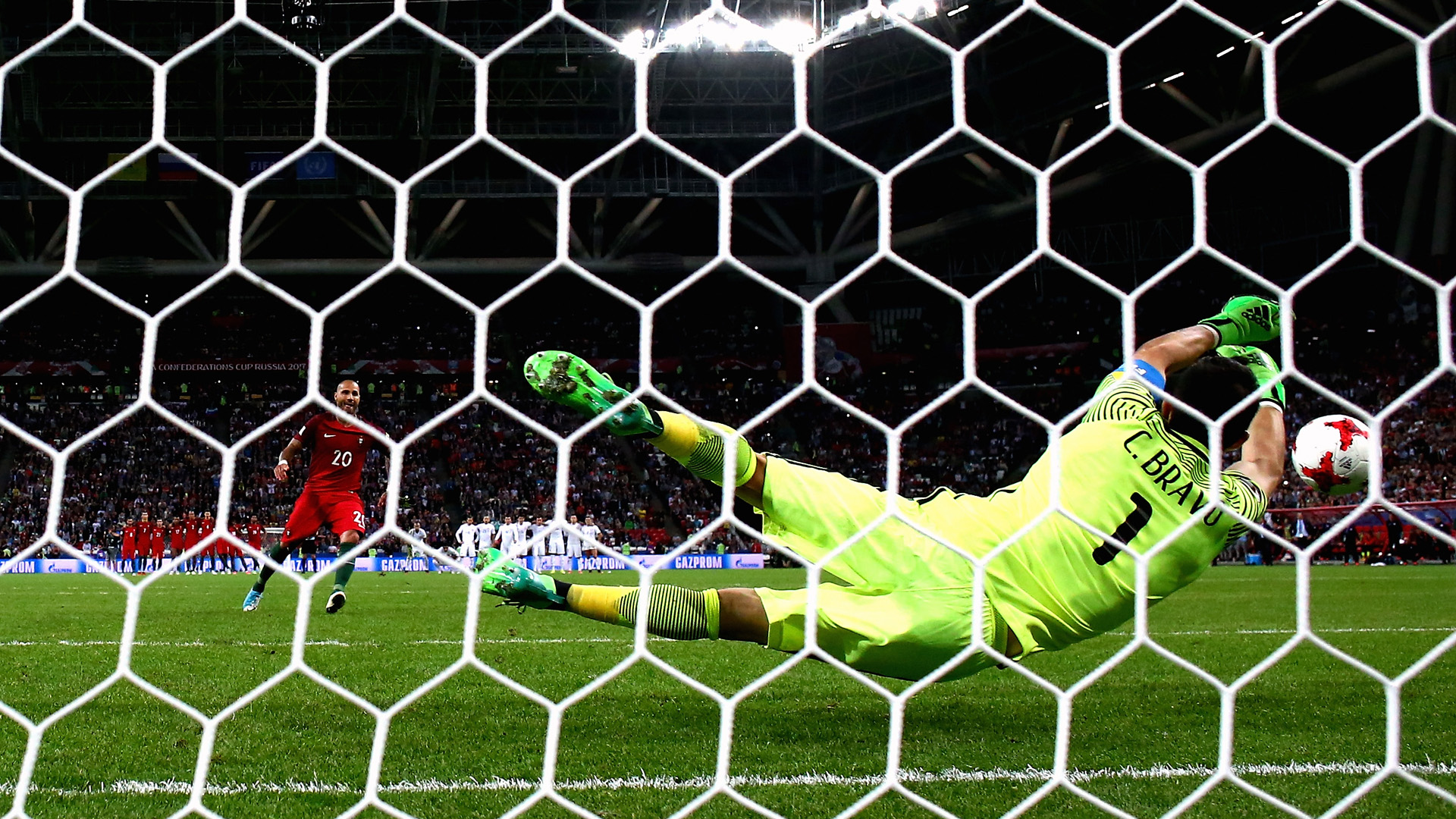 Prorroga&ccedil;&atilde;o, bola na trave, p&ecirc;naltis: desta vez, o Chile &eacute; quem vence com Bravo como her&oacute;i