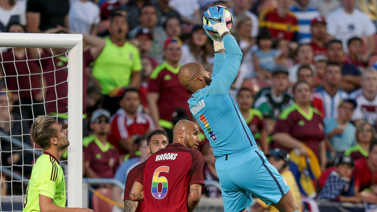 Tim Howard mostrou que segue em grande forma com esta grande defesa pelos EUA