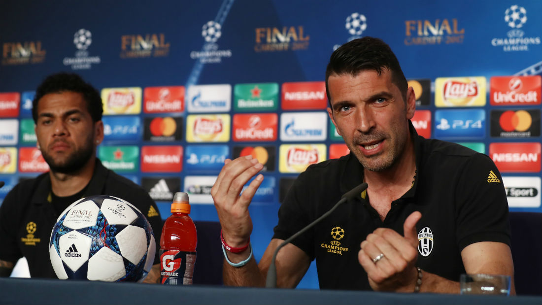 Buffon pediu a D. Alves assim que soube de sua contrata&ccedil;&atilde;o: &ldquo;Nos ensine a vencer a Champions&rdquo;