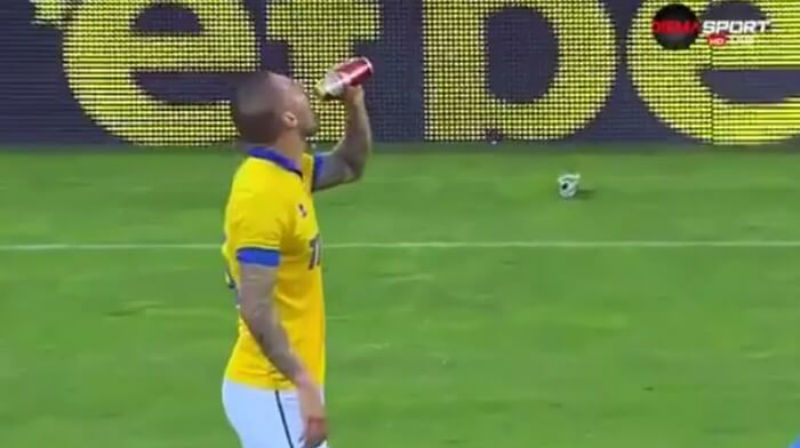 [V&iacute;deo] Torcida arremessa lata de cerveja em campo e jogador advers&aacute;rio d&aacute; um gole