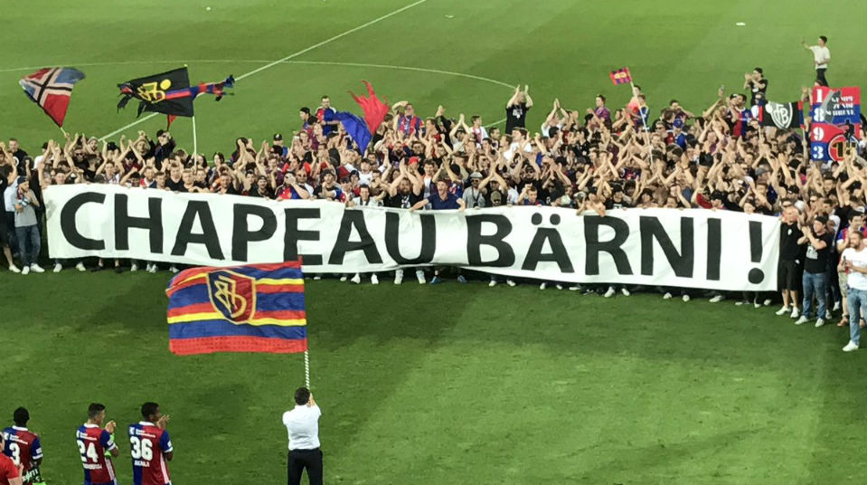Torcedores do Basel invadem o campo e oferecem despedida &iacute;mpar ao presidente do clube