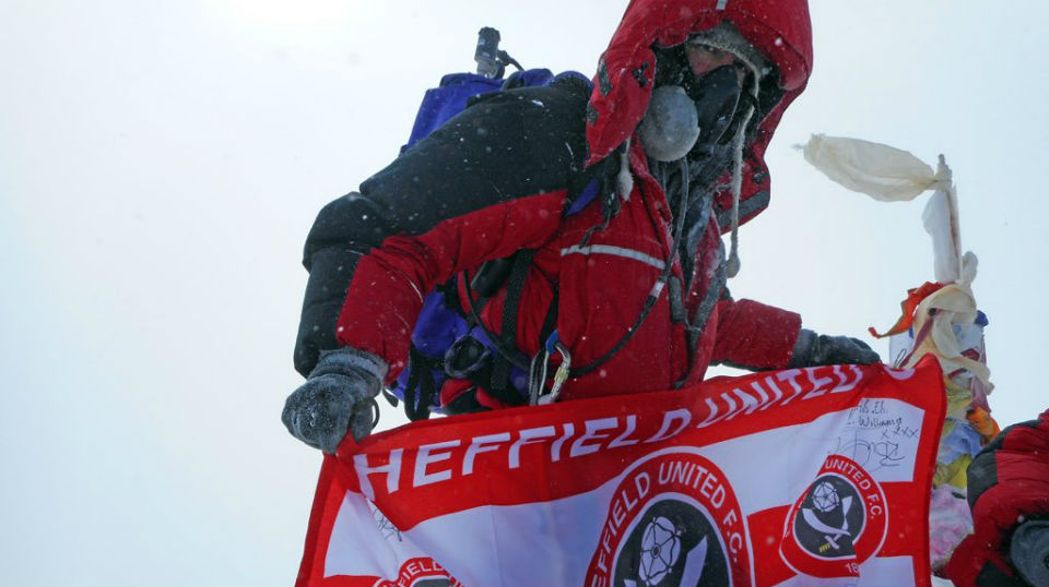 Ingl&ecirc;s com c&acirc;ncer terminal escala o Everest e finca bandeira de clube rival por doa&ccedil;&atilde;o &agrave; caridade