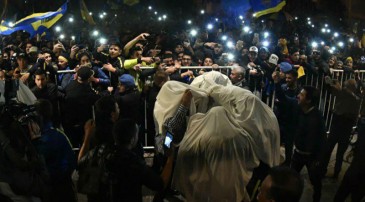 Para zoar com River, jogadores do Boca festejam título fantasiados de ‘fantasmas de la B’