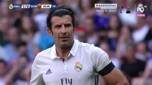 Sem perder a maestria, Figo anotou um gol de falta perfeito em jogo de lendas do Real Madrid