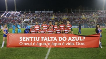 Para incentivar doação de água a cidades atingidas pela seca, Fortaleza retira azul da camisa