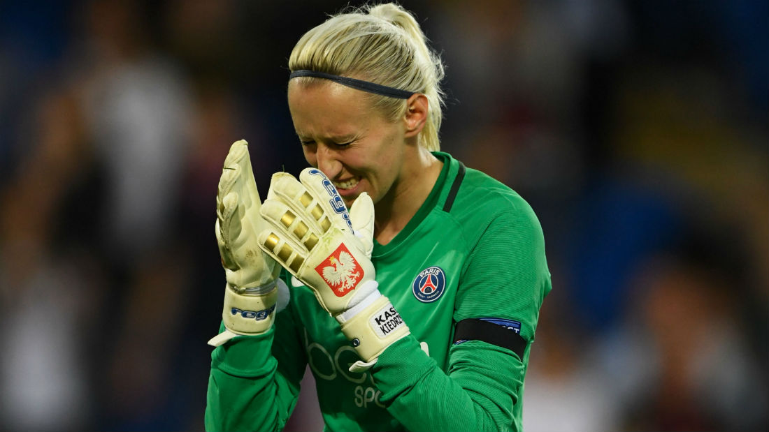 Goleira &eacute; consolada por torcedores do PSG, depois de perder p&ecirc;nalti decisivo