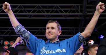 Huddersfield cumpre promessa e 4 mil torcedores fiéis pagarão £100 no carnê de temporada