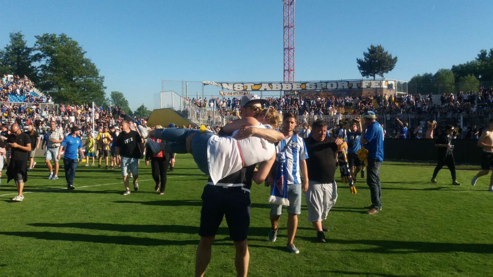 Pot&ecirc;ncia da Alemanha Oriental, o Carl Zeiss Jena celebra o acesso &agrave; terceira divis&atilde;o