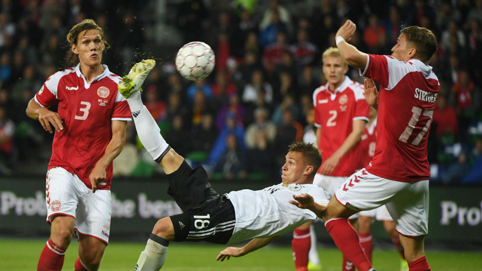 Dinamarca aproveitou jogo contra a Alemanha para saudar os campe&otilde;es da Euro 92