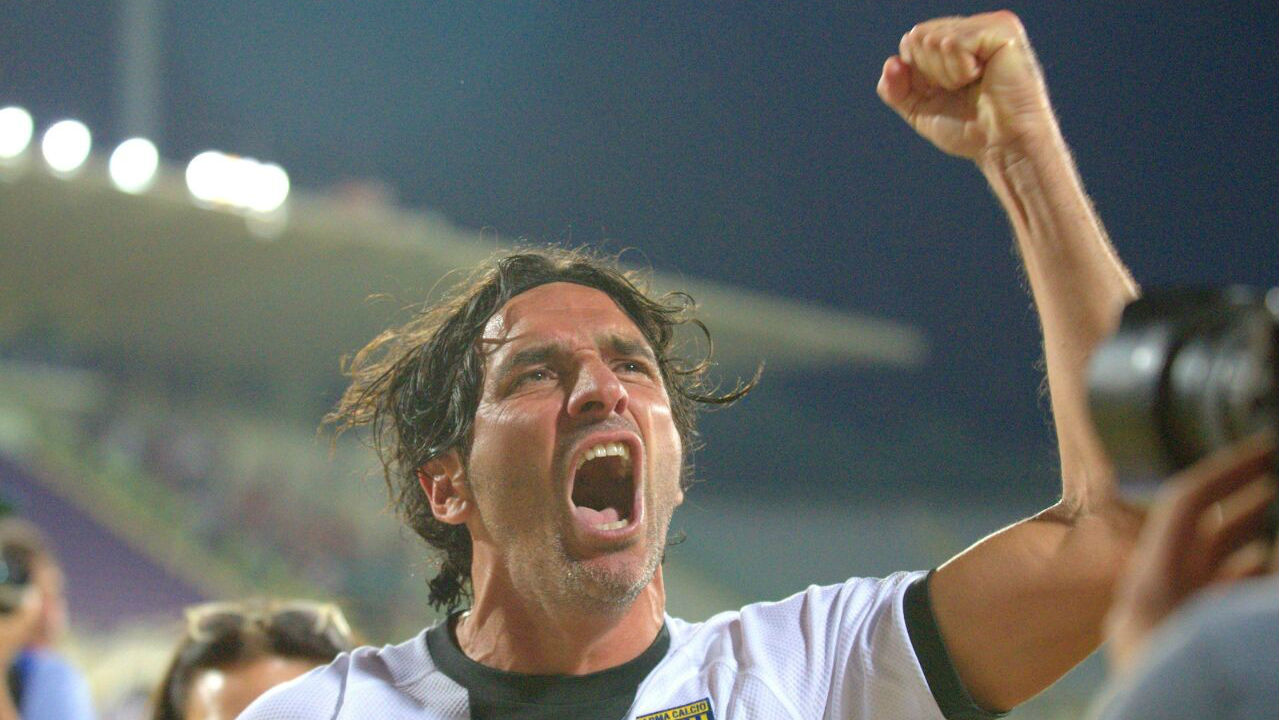 Com p&ecirc;nalti decisivo, Lucarelli coloca o Parma a um passo da segunda divis&atilde;o