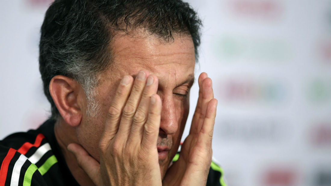 Juan Carlos Osorio, t&eacute;cnico do M&eacute;xico, aparentemente meditando (Foto: Getty Images)
