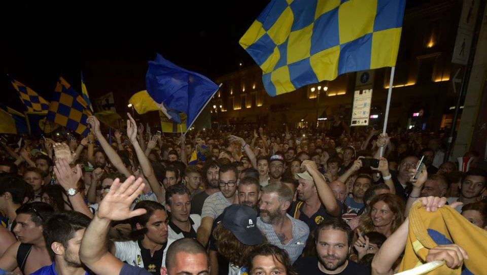 Uma multid&atilde;o giallobl&ugrave; tomou as ruas de Parma e varou a madrugada para celebrar o acesso